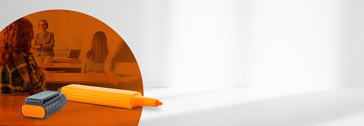 oranger Textmarker, Klasse im Hintergrund